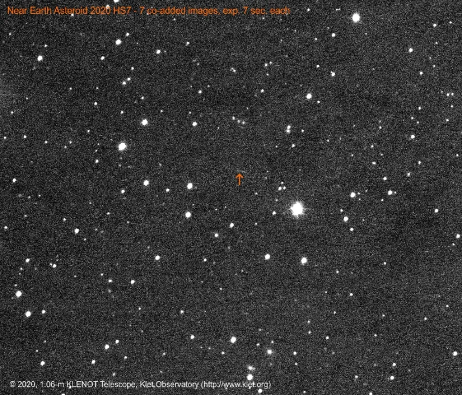 Trajektorie 2020 HS7 na obloze vznikla složením sedmi sedmisekudových expozic pořízených teleskopem KLENOT Observatoře Kleť
