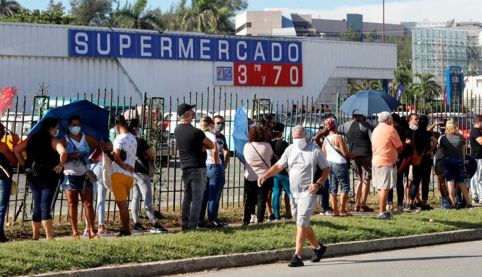 Fronta před dolarovým obchodem v Havaně