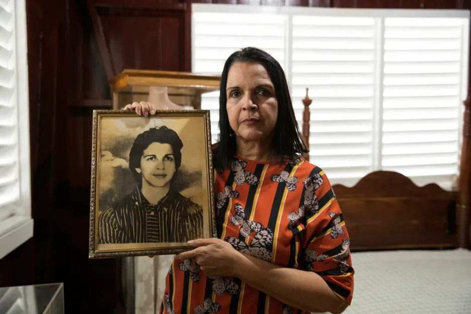 Minou Tavarez Mirabal s portrétem své matky Minervy