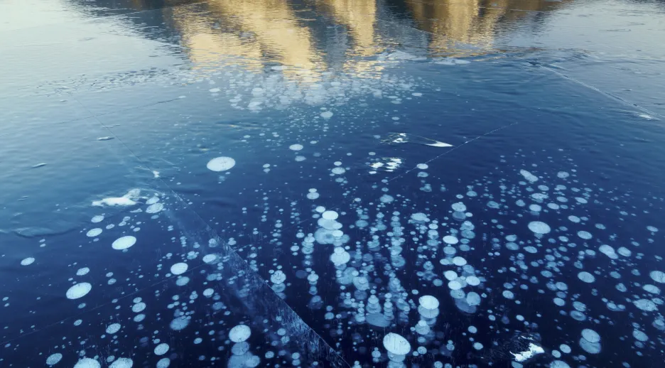 Bublinky metanu uvolňující se z jezera