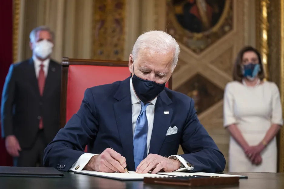 Nový americký prezident Biden podepisuje inaugurační dokumenty
