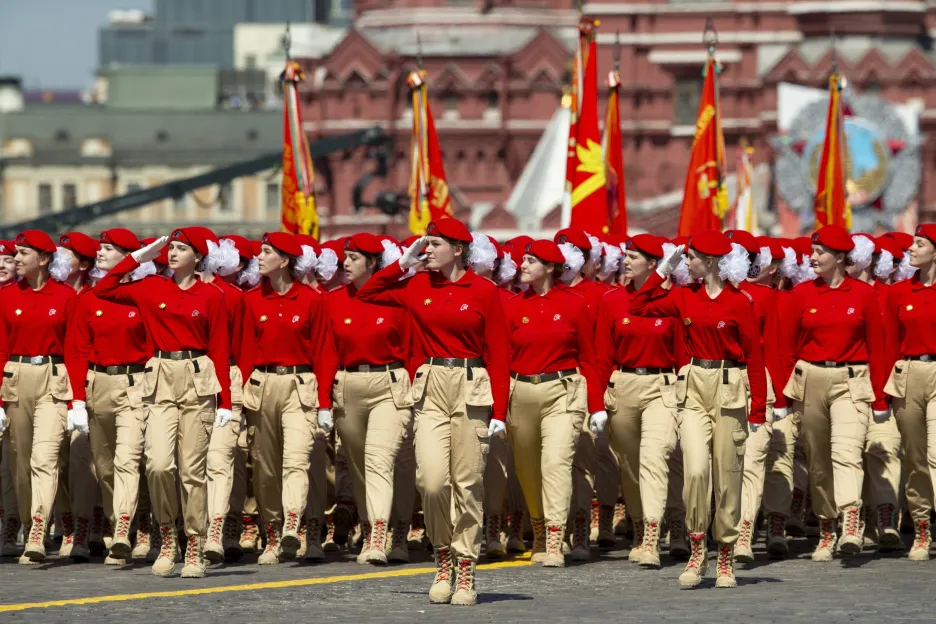 Mladá armáda pochoduje po Rudém náměstí