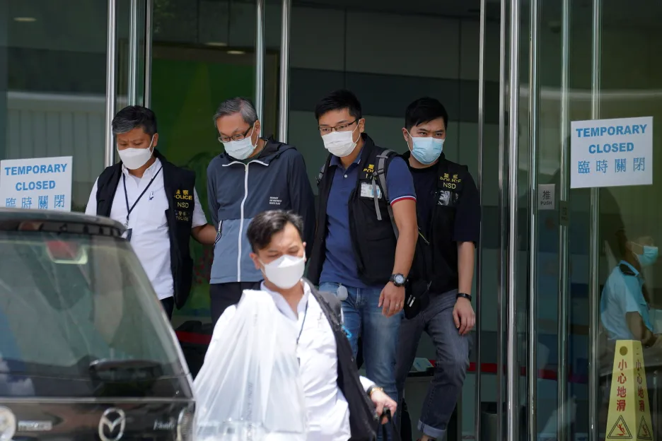 Policie eskortuje výkonného ředitele Apple Daily Cheunga Kima-hunga