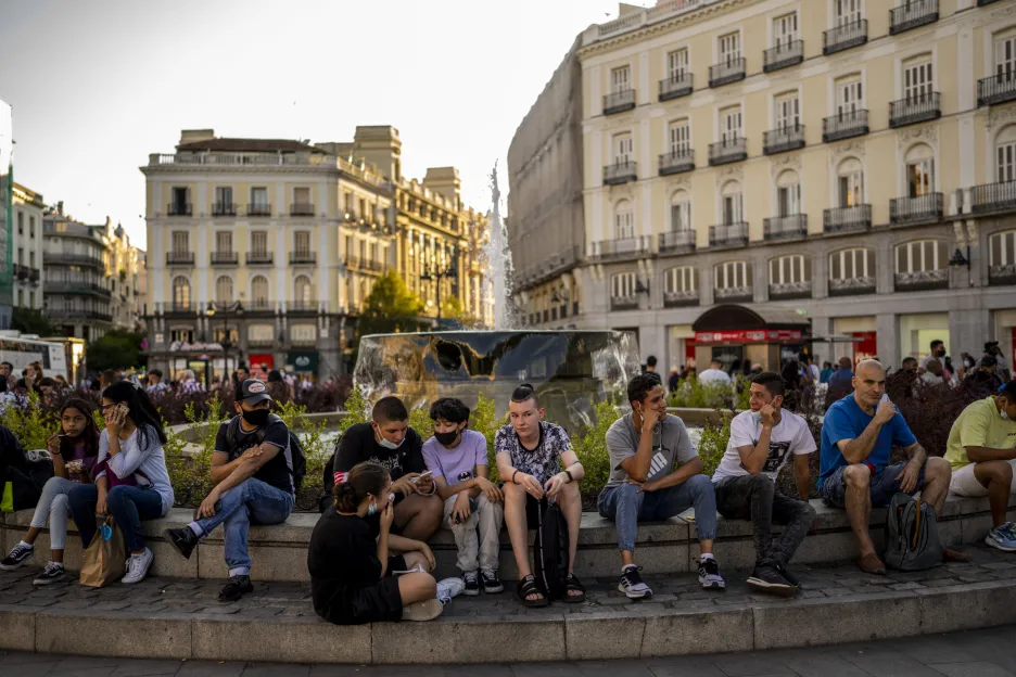 Lidé na náměstí v Madridu