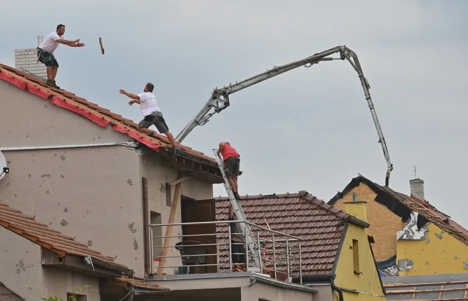 Oprava poničených domů po tornádu v Mikulčicích 