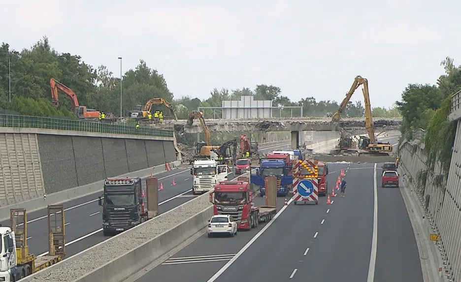 Práce na odstranění mostu nad D11 v Horních Počernicích
