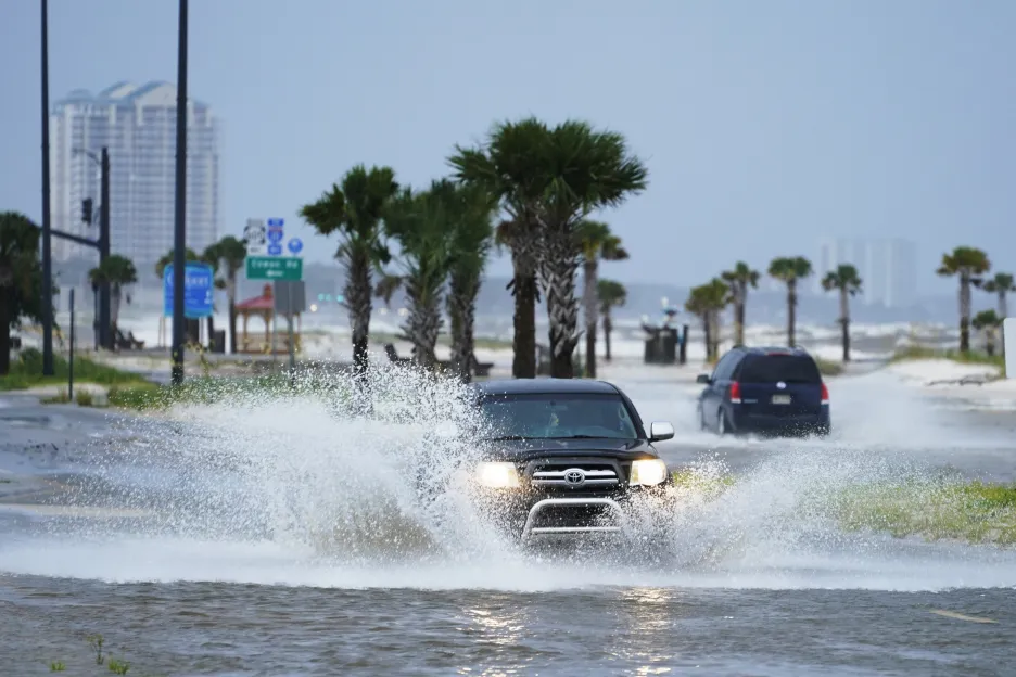 Zaplavená silnice následkem hurikánu