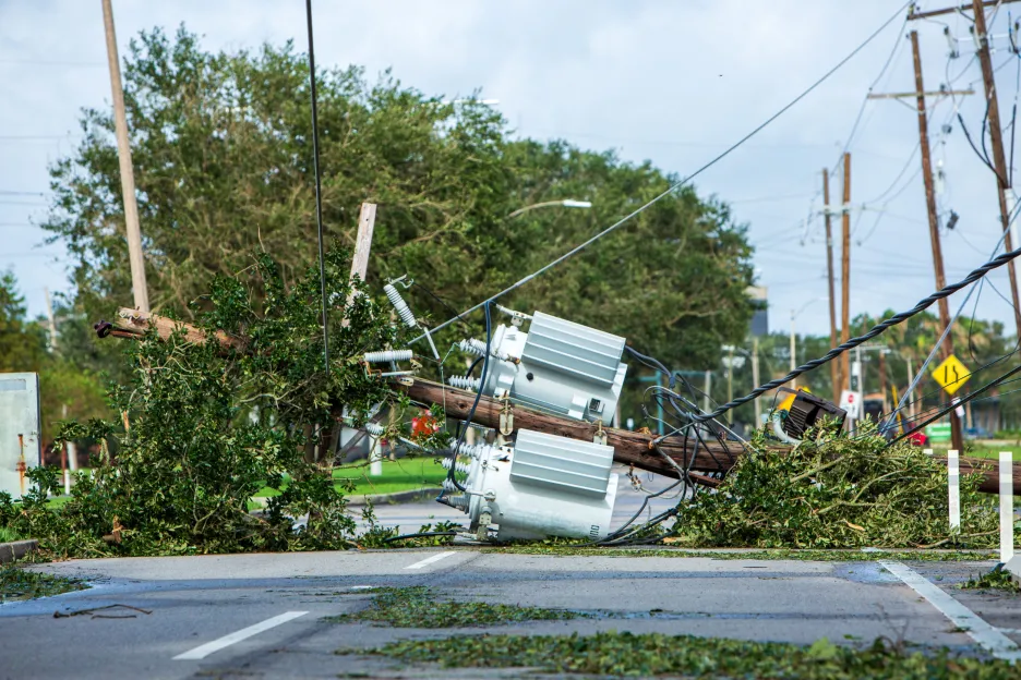 Přerušené elektrické vedení následkem hurikánu
