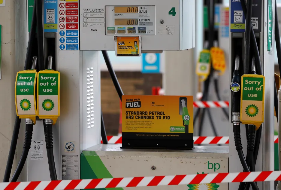 „Mimo provoz“, hlásí nápisy u pump na řadě čerpacích stanic v Británii