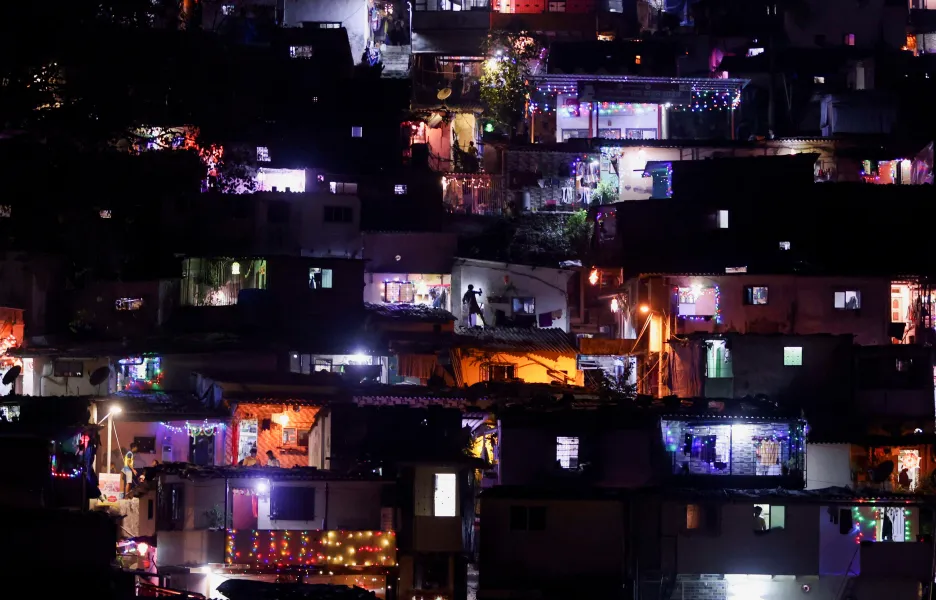 Oslavy svátku Dívalí ve slumu na okraji indického města Noida