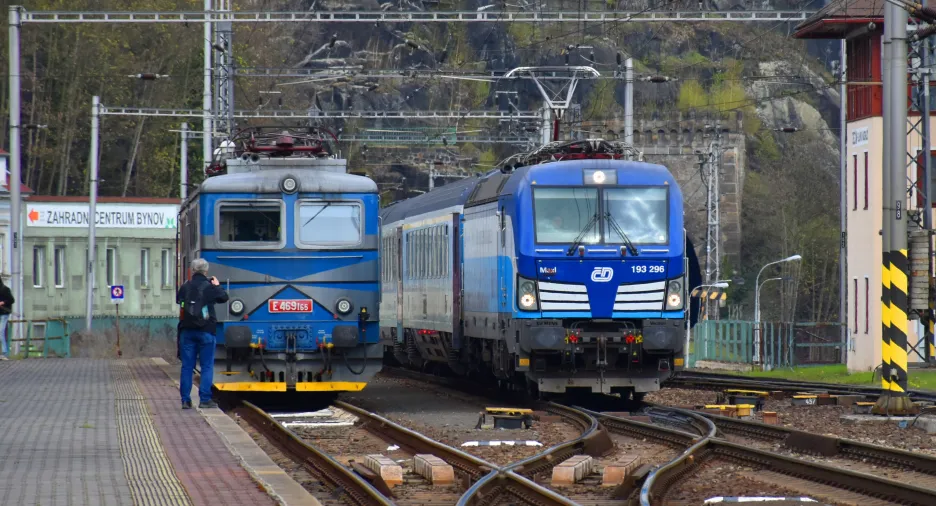 Lokomotiva Vectron (vpravo)