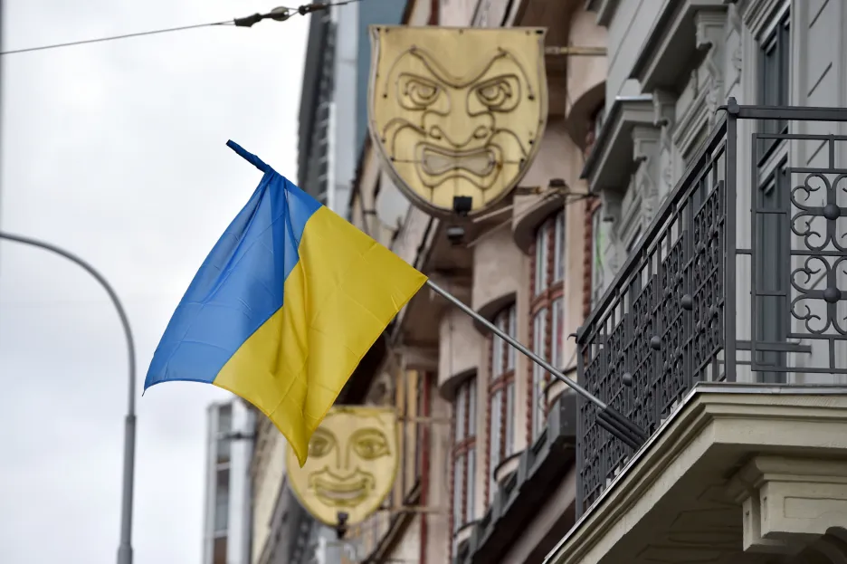 Ukrajinská vlajka na Městském divadle Brno