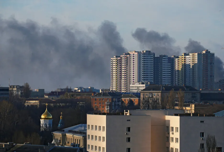 Dým nad budovami ostřelovaného Kyjeva