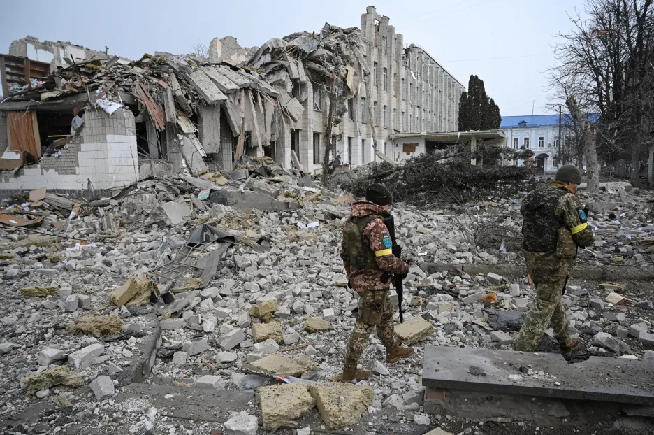 Zničená školní budova po bojích na Ukrajině