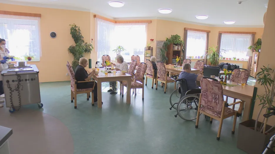 Domovy pro seniory si mohou nově účtovat více za jídlo i ubytování