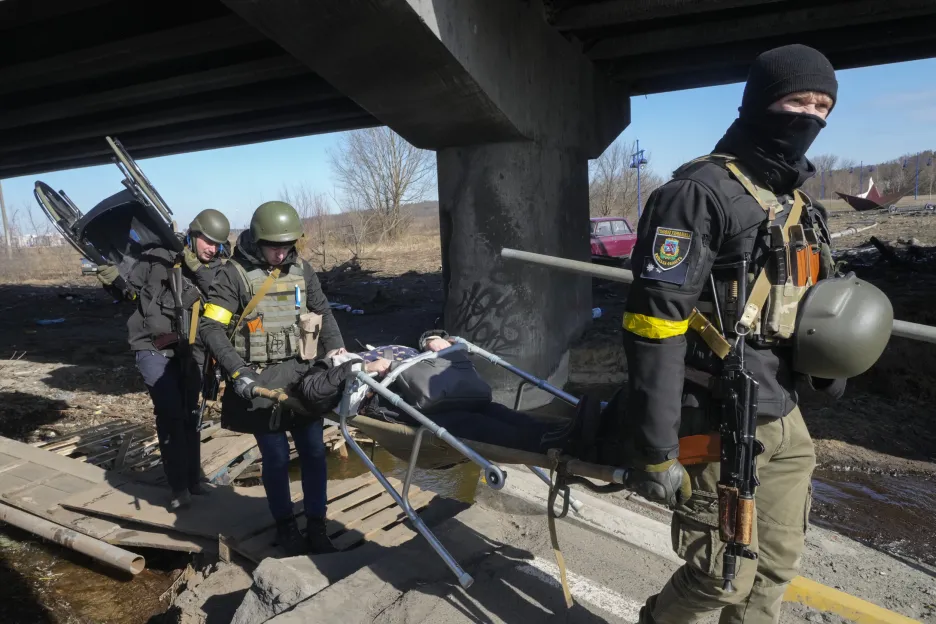 Ukrajinští vojáci pomáhají při evakuaci civilistů z města Irpiň