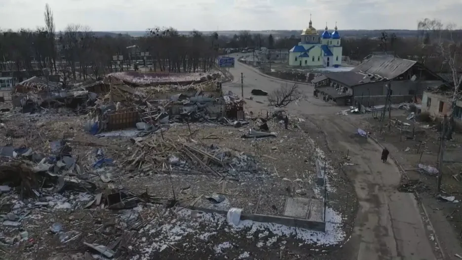Ukrajinská obec Byšiv zničená ruským ostřelováním