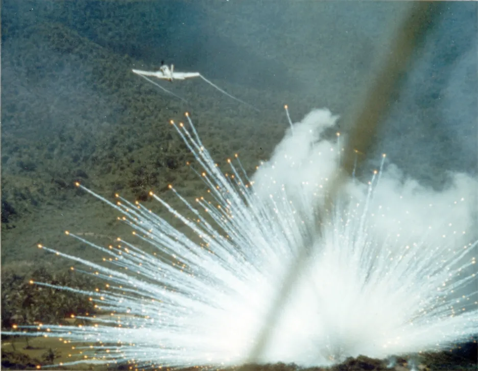 Letoun Douglas A-1E Skyraider amerického letectva shazuje 45kilogramovou bombu M47 s bílým fosforem na pozice Vietkongu v Jižním Vietnamu v roce 1966