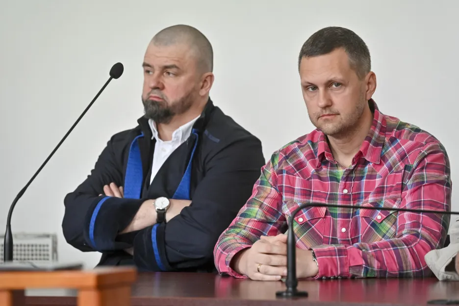 Jevgenij Sergejev (vpravo) s advokátem Leonidem Kušnarenkem