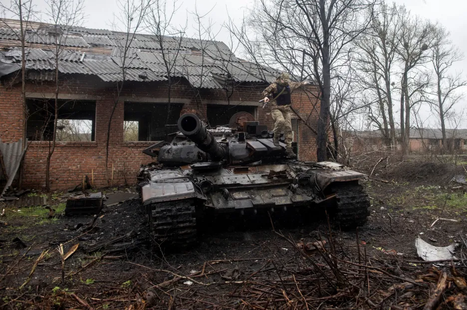 Ukrajinský voják u zničeného ruského tanku