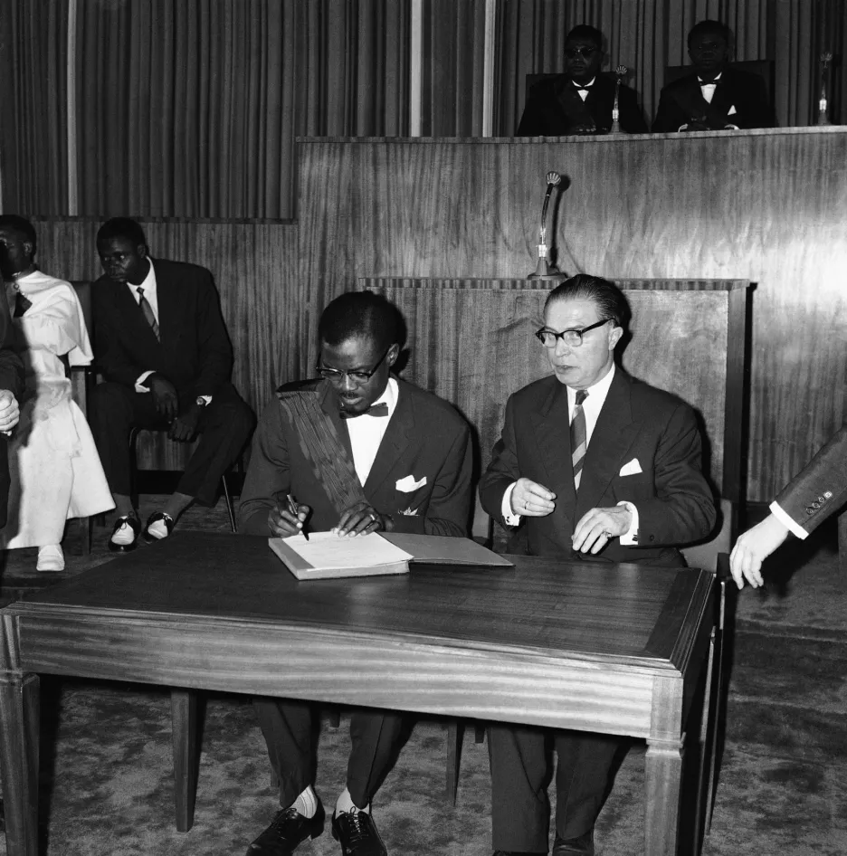 Konžský premiér Patrice Lumumba a belgický premiér Gaston Eyskens při podpisu dokumentu o nezávislosti Konga