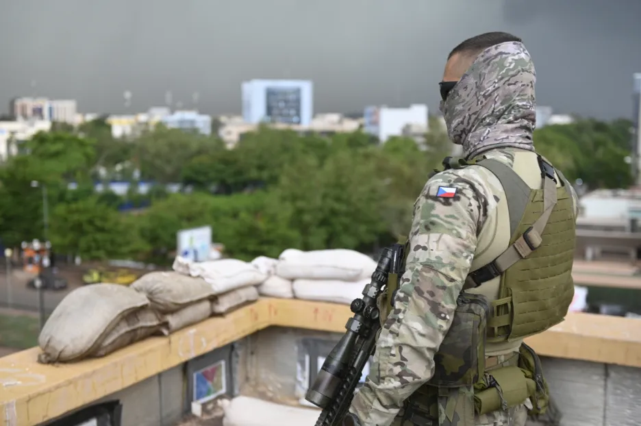  Český voják střeží velitelství mise EUTM v Bamaku.