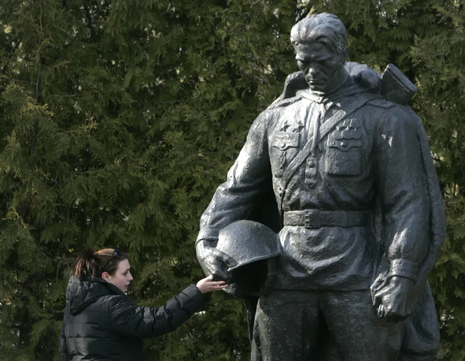 Socha Bronzového vojáka na vojenském hřbitově v Tallinnu