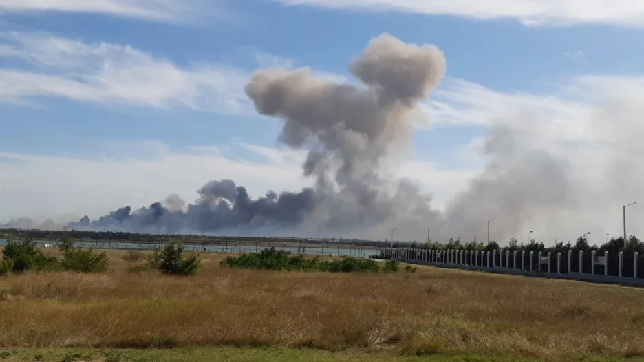 Exploze a černý dým poblíž Novofedorivky
