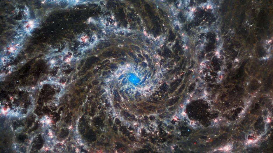 Přízračná galaxie M74 z Webbova teleskopu