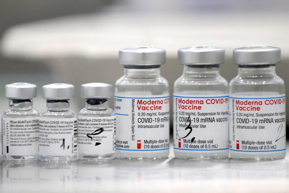 Lahvičky vakcín proti koronaviru od společností Pfizer-BioNTech a Moderna