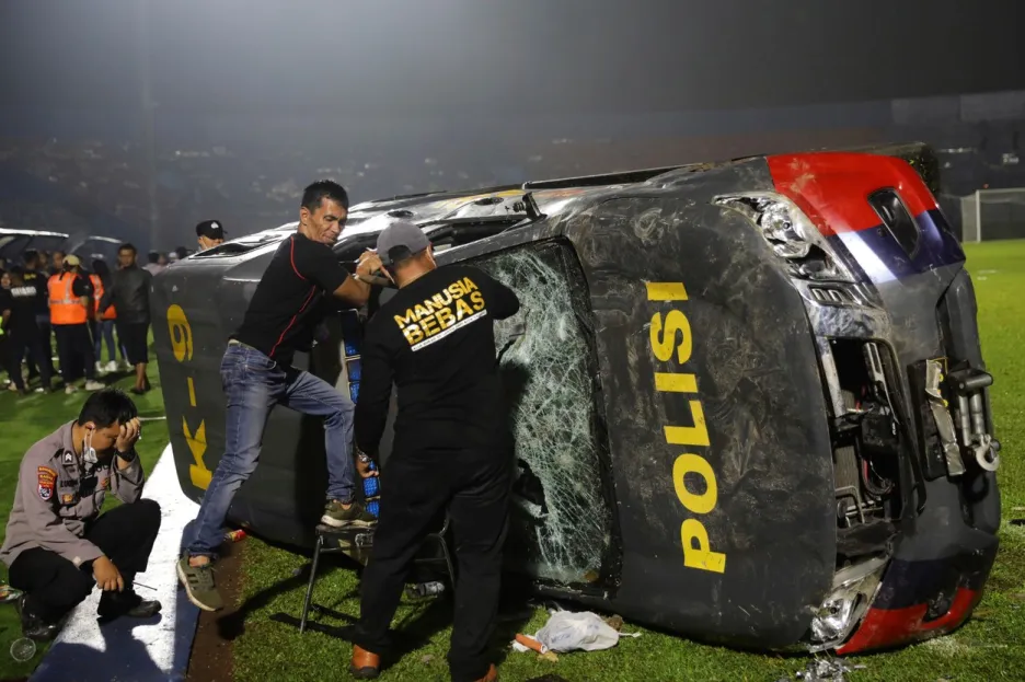 Násilí na fotbalovém zápase v Indonésii