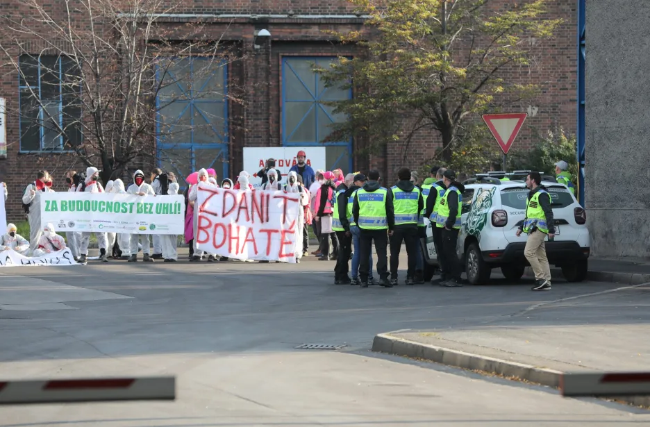 Ekologičtí aktivisté pronikli do areálu koksovny Svoboda v Ostravě-Přívoze