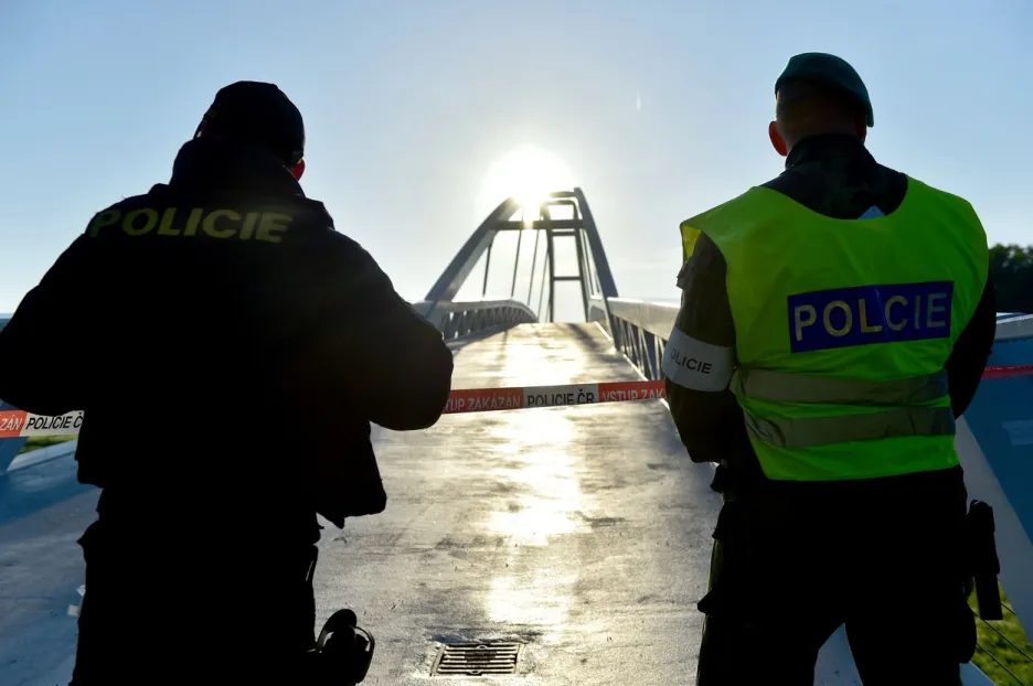 Policista a voják při kontrole na hraniční lávce Mikulčice–Kopčany na Hodonínsku