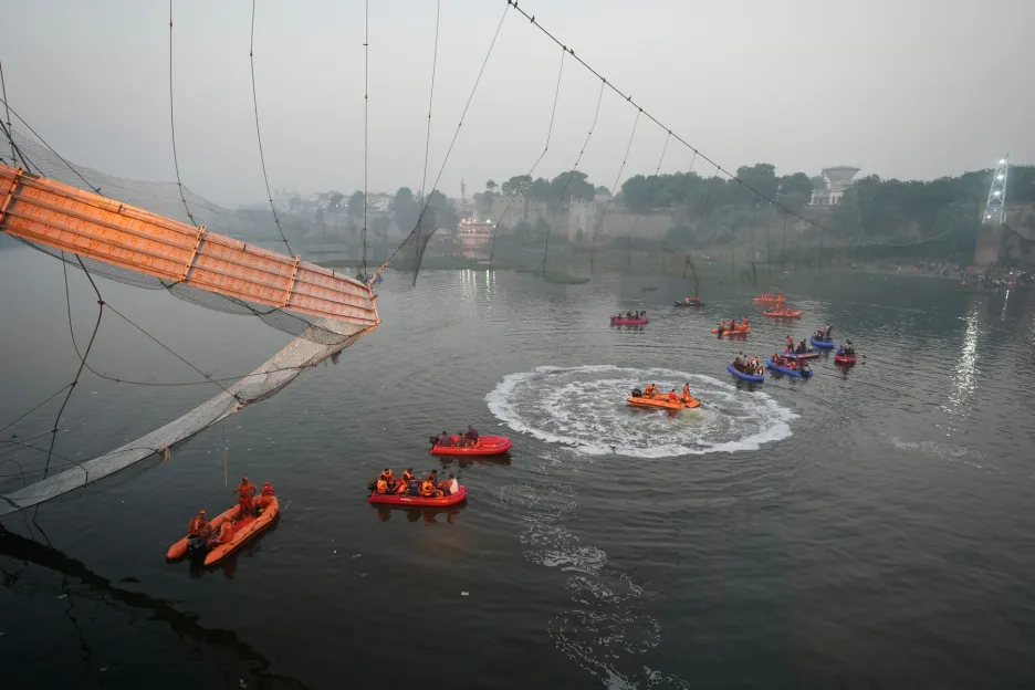 Záchranné práce po pádu mostu v Indii