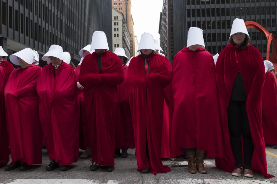 Ženy demonstrující za právo na potrat se v Chicagu převlékly za postavy z Příběhu služebnice