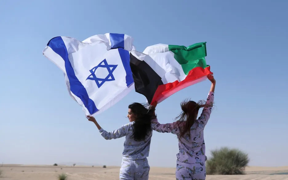 Modelky z Izraele a Emirátů mávají vlajkami států, které normalizovaly vztahy