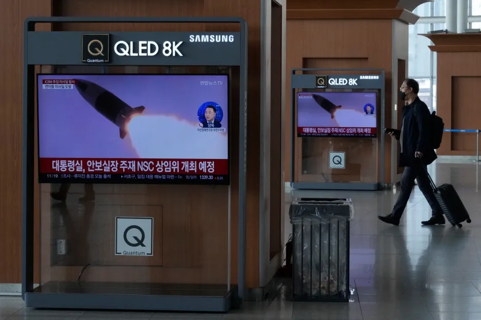 Start korejské rakety na obrazovkách vlakového nádraží v Soulu