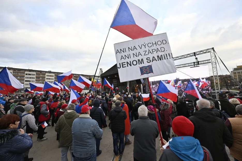 Protivládní demonstrace na pražské Letné pořádaná spolkem Národní rada obnovy