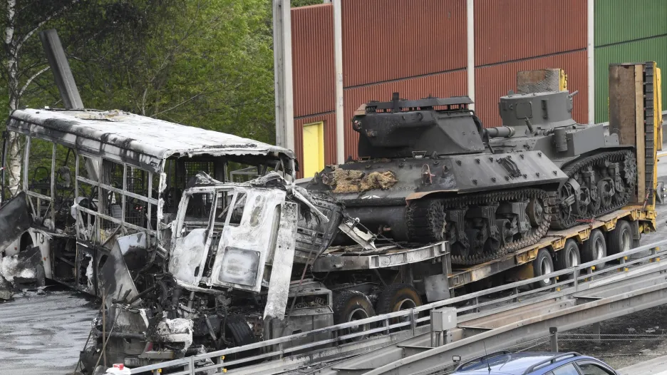 Nehoda tahače s tanky a vězeňského autobusu z května 2019