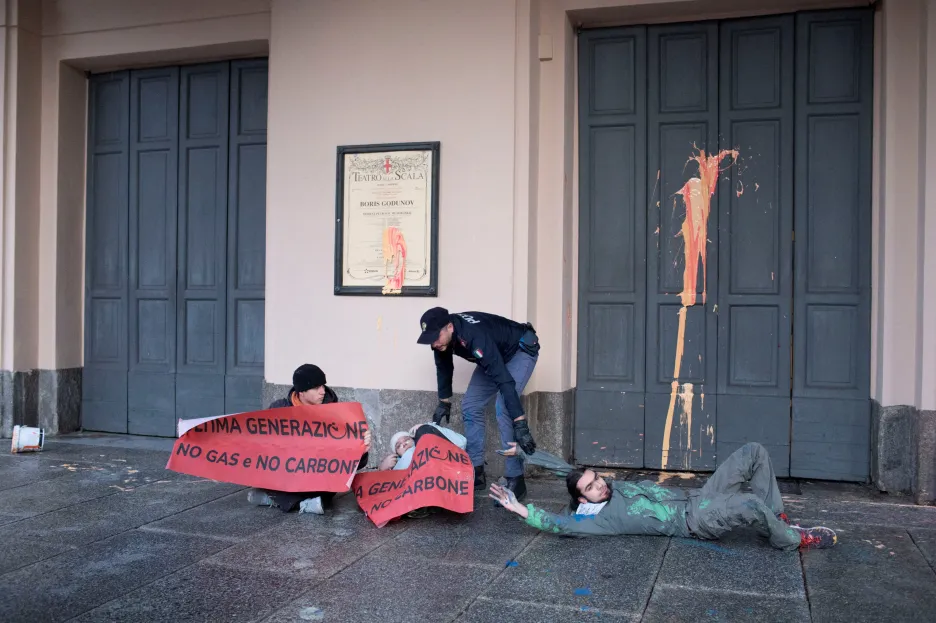 Protest ekologických aktivistů před operou La Scala
