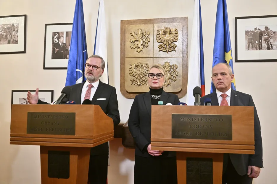 Premiér Petr Fiala (ODS), ministryně obrany Jana Černochová (ODS) a ředitel Vojenského zpravodajství Jan Beroun 