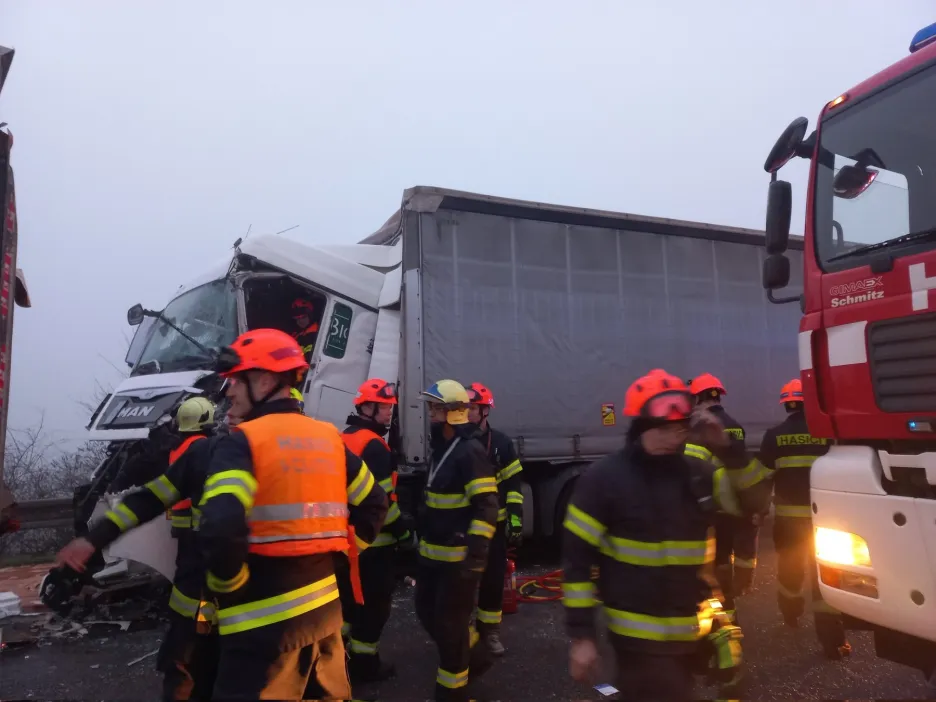 Nehoda kamionů na dálnici D1