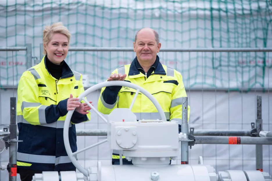 Olaf Scholz a předsedkyně vlády Meklenburska-Předního Pomořanska Manuela Schwesigová při otevření terminálu