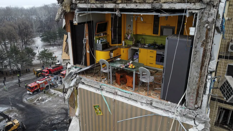 Následky ostřelování obytného domu v Dnipru