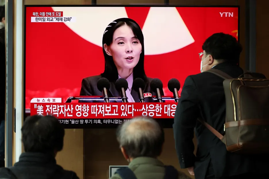 Lidé v Soulu sledují severokorejské vysílání  o odpálení balistickách střel
