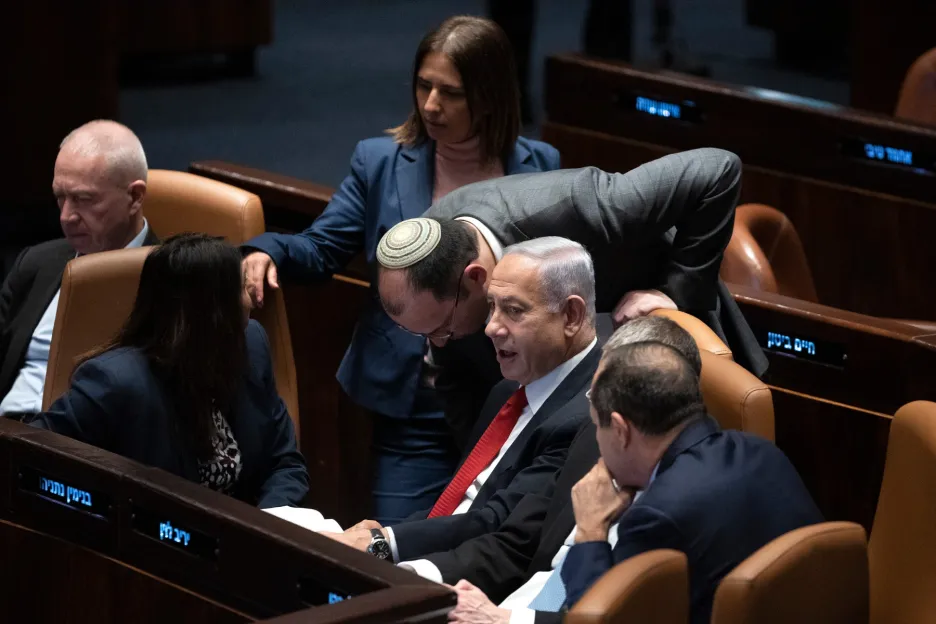 Benjamin Netanjahu v Knesetu při projednávání soudní reformy