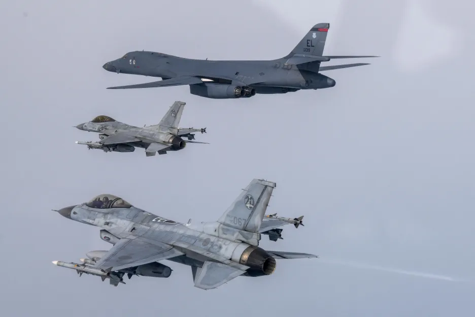 Americký bombardér B-1B a jihokorejské stíhačky KF-16 během vojenského cvičení