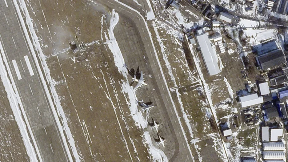 Satelitní snímky ruských letounů na běloruském letišti Mačuliščy u Minsku z 19. února