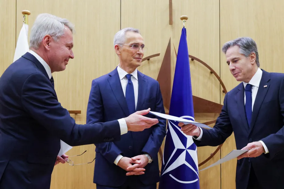 Finský ministr zahraničí Haavisto předává dokumenty Antony Blinkenovi