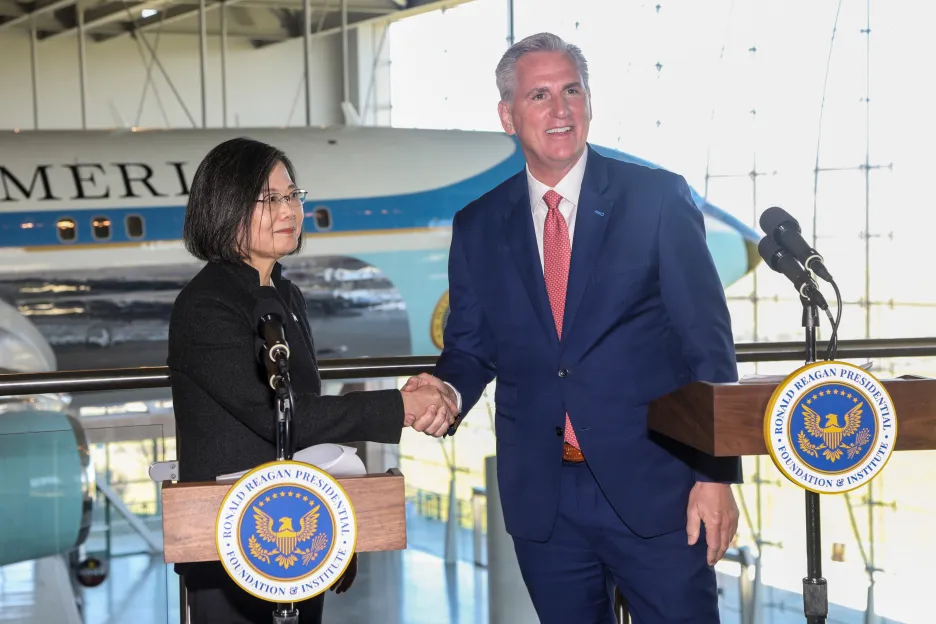 Šéf americké Sněmovny reprezentantů Kevin McCarthy s tchajwanskou prezidentkou Cchaj Jing-wen
